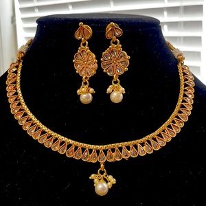Beautiful necklace with earrings gold plated